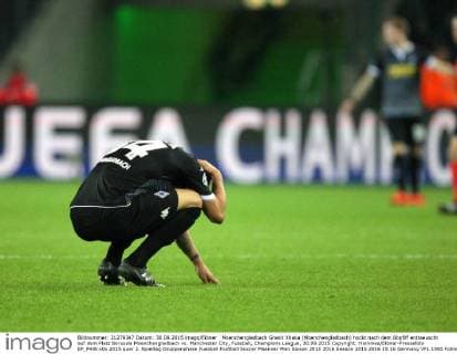 Moenchengladbach Granit Xhaka (Moenchengladbach) hockt nach dem Abpfiff enttaeuscht auf dem Platz Borussia Moenchengladbach vs. Manchester City, Fussball, Champions League, 30.09.2015 Copyright: Hommes Eibner-Pressefoto EP_MHS