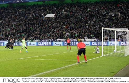 Moenchengladbach links schiesst Sergio Aguero (Manchester) den Elfmeter zum 1:2 in das Tor, rechts kann Yann Sommer (Moenchengladbach) den Ball nicht halten Borussia Moenchengladbach vs. Manchester City, Fussball, Champions League, 30.09.2015 Copyright: Hommes Eibner-Pressefoto EP_MHS