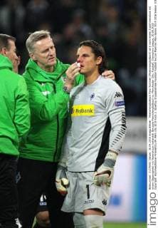 Moenchengladbach Yann Sommer (Moenchengladbach) wird nach einem Zusammenstoss mit einem Gegenspieler mit Nasenbluten behandelt Borussia Moenchengladbach vs. Manchester City, Fussball, Champions League, 30.09.2015 Copyright: Hommes Eibner-Pressefoto EP_MHS