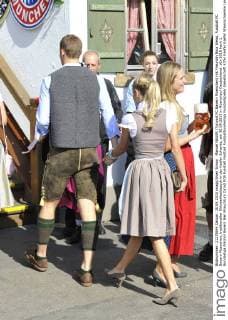 Manuel NEUER (Torwart FC Bayern Muenchen) mit Freundin Nina Weiss, Fussball FC Bayern Muenchen, traditioneller Oktoberfestbesuch in der Kaefer Schenke, am 30.09.2015 in Muenchen Deutschland.