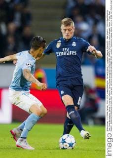 Aktuell Fußball, Champions League, Malmö FF - Real Madrid , 150930 Real Madrids Toni Kroos bevakas av Malmö FFs Victor Yoshimar Yotun Flores during UEFA CHAMPIONS LEAGUE 2015 2016 match between Malmö FF and Real Madrid..  Copyright: LUDVIGxTHUNMAN BB150930LT093