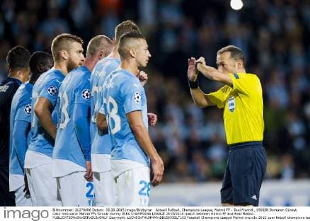 Aktuell Fußball, Champions League, Malmö FF - Real Madrid , 150930 Domaren Cüneyt Cakir instruerar Malmö FFs försvar during UEFA CHAMPIONS LEAGUE 2015 2016 match between Malmö FF and Real Madrid..  Copyright: LUDVIGxTHUNMAN BB150930LT103
