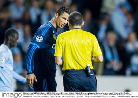 Aktuell Fußball, Champions League, Cristiano Ronaldo erzielt 500. und 501. Treffer seiner Karriere , 150930 Real Madrids Cristiano Ronaldo i diskussion med domaren Cüneyt Cakir during UEFA CHAMPIONS LEAGUE 2015 2016 match between Malmö FF and Real Madrid..  Copyright: LUDVIGxTHUNMAN BB150930LT108