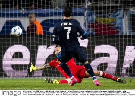 Aktuell Fußball, Champions League, Cristiano Ronaldo erzielt 500. und 501. Treffer seiner Karriere , 150930 Real Madrids Cristiano Ronaldo gör 0-1 bakom Malmö FFs malvakt Johan Wiland during UEFA CHAMPIONS LEAGUE 2015 2016 match between Malmö FF and Real Madrid..  Copyright: PETTERxARVIDSON BB150930PA145