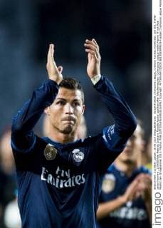 Aktuell Fußball, Champions League, Cristiano Ronaldo erzielt 500. und 501. Treffer seiner Karriere , 150930 Real Madrids Cristiano Ronaldo tackar publiken efter fotbollsmatchen i Champions League mellan Malmö FF och Real Madrid den 30 september 2015 i Malmö.  Copyright: PETTERxARVIDSON BB150930PA159