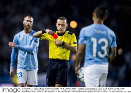 Aktuell Fußball, Champions League, Malmö FF - Real Madrid , 150930 Domare Cüneyt Cakir ger rött kort till Malmö FFs Victor Yoshimar Yotun Flores (i förgrunden) during UEFA CHAMPIONS LEAGUE 2015 2016 match between Malmö FF and Real Madrid..  Copyright: PETTERxARVIDSON BB150930PA195