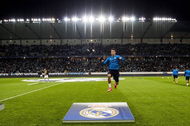 , 150930 Real Madrids Cristiano Ronaldo hoppar över klubbemblemet during UEFA CHAMPIONS LEAGUE 2015 2016 match between Malmö FF and Real Madrid.  Copyright: PETTERxARVIDSON BB150930PA208