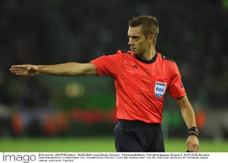 Moenchengladbach, Champions League, Gruppe D, 30.09.2015, Borussia Moenchengladbach vs Manchester City: Schiedsrichter Clement Turpin gibt Anweisungen.