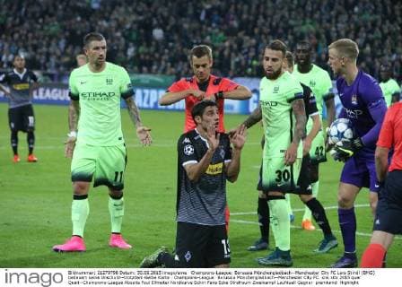 Champions-League: Borussia Mönchengladbach--Manchester City FC Lars Stindl (BMG) bedeuert seine Unschuld--trotzdem Gelbe Karte . Champions-League: Borussia Mönchengladbach--Manchester City FC.