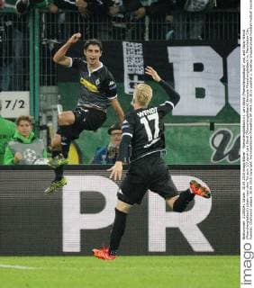 Moenchengladbach v.l. Lars Stindl (Moenchengladbach) und, and Oscar Wendt (Moenchengladbach) jubeln nach dem Tor zum 1:0 durch Lars Stindl (Moenchengladbach) Borussia Moenchengladbach vs. Manchester City, Fussball, Champions League, 30.09.2015 Copyright: Hommes Eibner-Pressefoto EP_MHS