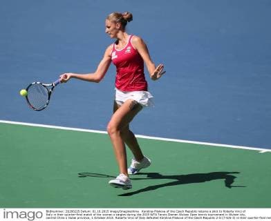 Karolina Pliskova of the Czech Republic returns a shot to Roberta Vinci of Italy in their quarter-final match of the women s singles during the 2015 WTA Tennis Damen Wuhan Open tennis tournament in Wuhan city, central China s Hubei province, 1 October 2015. Roberta Vinci of Italy defeated Karolina Pliskova of the Czech Republic 2-0 (7-6 6-3) in their quarter-final match of the women s singles during the 2015 WTA Wuhan Open tennis tournament in Wuhan city, central China s Hubei province, 1 October 2015. Roberta Vinci defeats Karolina Pliskova at Wuhan Open  20151001_62976