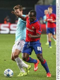 Aktuell FuÃŸball, Champions League, ZSKA Moskau - PSV Eindhoven MOSCOW REGION, RUSSIA. SEPTEMBER 30, 2015. PSV Eindhoven s Davy Propper (L) and CSKA s Seydou Doumbia fight for the ball in their 2015 16 Season UEFA Champions League Group B Round 2 football match at the Arena Khimki Stadium. FC CSKA won the game 3:2. Sergei Bobylev TASS  TS00ECFB