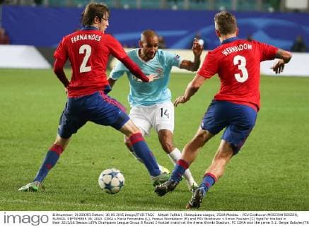 Aktuell FuÃŸball, Champions League, ZSKA Moskau - PSV Eindhoven MOSCOW REGION, RUSSIA. SEPTEMBER 30, 2015. CSKA s Mario Fernandes (L), Pontus Wernbloom (R) and PSV Eindhoven s Simon Poulsen (C) fight for the ball in their 2015 16 Season UEFA Champions League Group B Round 2 football match at the Arena Khimki Stadium. FC CSKA won the game 3:2. Sergei Bobylev TASS  TS00ECFC