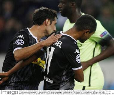 Mönchengladbach , Deutschland, UEFA Champions League , 2. Spieltag, Matchday 2 , Borussia Mönchengladbach : Manchester City1-2 im Borussia Park in Mönchengladbach am 30.09. 2015 RAFFAEL (MG) re.- verschoss einen Elfmeter und wird von Lars STINDL (MG) li.- getröstet