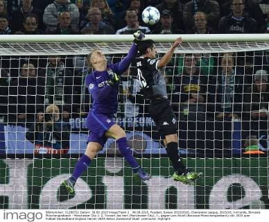 30.09.2015, Fussball, Saison 2015 2016, Champions League, 2015 16, Vorrunde, Borussia Mönchengladbach - Manchester City 1:2, Torwart Joe Hart (Manchester City), li., gegen Lars Stindl (Borussia Moenchengladbach)