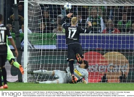 30.09.2015, Fussball, Saison 2015 2016, Champions League, 2015 16, Vorrunde, Borussia Mönchengladbach - Manchester City 1:2, Oscar Wendt (Borussia Moenchengladbach), vorne, prallt mit Torwart Yann Sommer (Borussia Moenchengladbach) zusammen