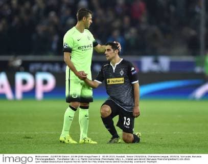 30.09.2015, Fussball, Saison 2015 2016, Champions League, 2015 16, Vorrunde, Borussia Mönchengladbach - Manchester City 1:2, Martin Demichelis (Manchester City), li., tröstet Lars Stindl (Borussia Moenchengladbach)