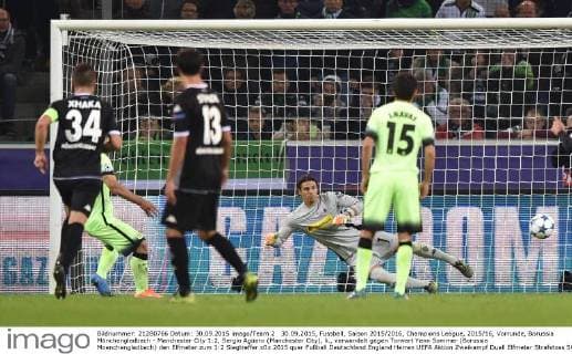 30.09.2015, Fussball, Saison 2015 2016, Champions League, 2015 16, Vorrunde, Borussia Mönchengladbach - Manchester City 1:2, Sergio Agüero (Manchester City), li., verwandelt gegen Torwart Yann Sommer (Borussia Moenchengladbach) den Elfmeter zum 1:2 Siegtreffer