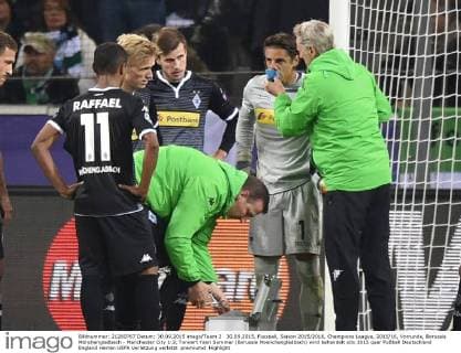 30.09.2015, Fussball, Saison 2015 2016, Champions League, 2015 16, Vorrunde, Borussia Mönchengladbach - Manchester City 1:2, Torwart Yann Sommer (Borussia Moenchengladbach) wird behandelt