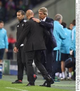 30.09.2015, Fussball, Saison 2015 2016, Champions League, 2015 16, Vorrunde, Borussia Mönchengladbach - Manchester City 1:2, Trainer Manuel Pellegrini (Manchester City), re., und Trainer Andre Schubert (Borussia Moenchengladbach) nach dem Spiel