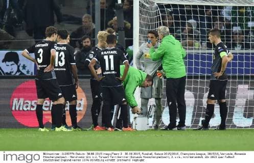 30.09.2015, Fussball, Saison 2015 2016, Champions League, 2015 16, Vorrunde, Borussia Mönchengladbach - Manchester City 1:2, Torwart Yann Sommer (Borussia Moenchengladbach), 3. v.re., wird behandelt.