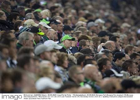 Mönchengladbach, 30.09.2015, Borussia Park Borussia Fan skeptisch VfL Borussia Mönchengladbach - Manchester City mm