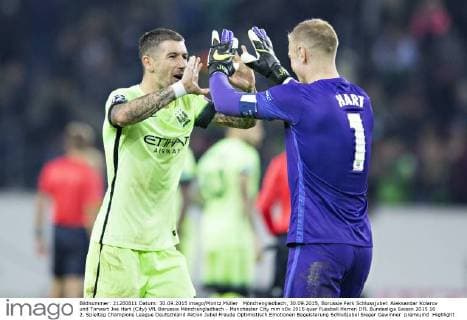 Mönchengladbach, 30.09.2015, Borussia Park Schlussjubel: Aleksandar Kolarov und Torwart Joe Hart (City) VfL Borussia Mönchengladbach - Manchester City mm