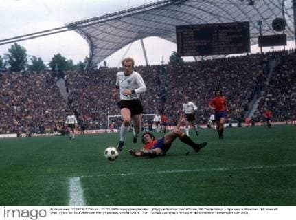 EM-Qualifikation Viertelfinale, BR Deutschland - Spanien in München: Uli Hoeneß (BRD) geht an Jose Martinez Pirri (Spanien) vorbei