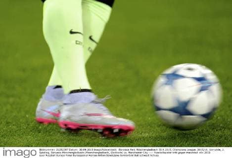 Borussia Park Mönchengladbach 30.9.2015, Champions League, 2015 16, Vorrunde, 2. Spieltag, Borussia Mönchengladbach (Moenchengladbach, Gladbach) vs. Manchester City ---- Fussballspieler tritt gegen matchball