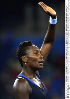 (151001) -- WUHAN, Oct. 1, 2015 -- Venus Williams of the United States waves to the crowd after a quarterfinal match against Johanna Konta of UK at 2015 WTA Tennis Damen Wuhan Open Tennis Tournament in Wuhan, capital of central China s Hubei Province, Oct. 1, 2015. Venus Williams won 2-1. ) (SP)CHINA-WUHAN-TENNIS-WTA-WUHAN OPEN (CN) ChengxMin 
