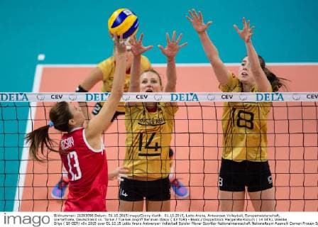 01.10.2015, Lotto Arena, Antwerpen Volleyball, Europameisterschaft, Viertelfinale, Deutschland vs. Türkei Tuerkei Angriff Neriman Ozsoy ( 13 TUR) - Block Doppelblock Margareta Kozuch ( 14 GER), Wiebke Silge ( 18 GER)