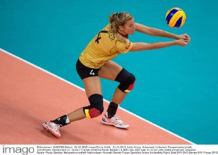 01.10.2015, Lotto Arena, Antwerpen Volleyball, Europameisterschaft, Viertelfinale, Deutschland vs. Türkei Tuerkei Annahme Maren Brinker ( 4 GER)