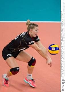 01.10.2015, Lotto Arena, Antwerpen Volleyball, Europameisterschaft, Viertelfinale, Deutschland vs. Türkei Tuerkei Annahme Lisa Thomsen ( 15 GER) Libero