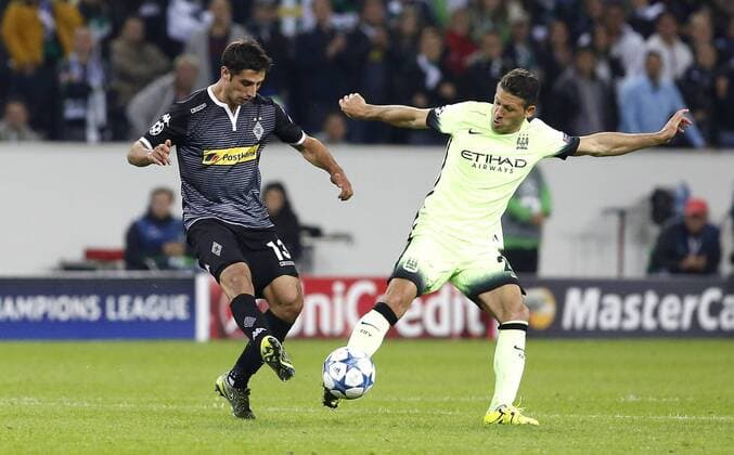 Lars Stindl (Bor. Mönchengladbach) (L) challenges Martin Demichelis (Manchester City) during the Championsleague between Borussia Moenchengladbach and Manchester City, Borussiapark in Moenchengladbach on September 30., 2015. Borussia Mönchengladbach vs. Manchester City in der Champions League der Saison 2015 2016 am 30. September 2015.