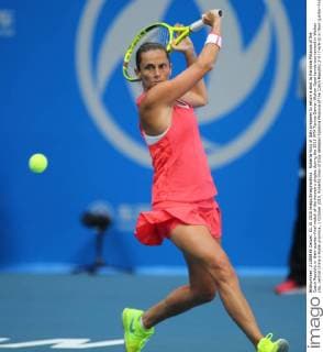 Roberta Vinci of Italy prepares to return a shot to Karolina Pliskova of the Czech Republic in their quarter-final match of the women s singles during the 2015 WTA Tennis Damen Wuhan Open tennis tournament in Wuhan city, central China s Hubei province, 1 October 2015. Roberta Vinci of Italy defeated Karolina Pliskova of the Czech Republic 2-0 (7-6 6-3) in their quarter-final match of the women s singles during the 2015 WTA Wuhan Open tennis tournament in Wuhan city, central China s Hubei province, on Thursday (1 October 2015). Roberta Vinci defeats Karolina Pliskova at Wuhan Open  20151001_62974