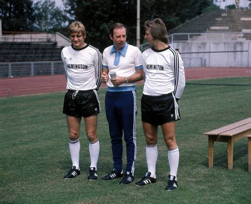 Trainer Dietrich Weise und die Neuzugänge Peter Krobbach (li.) und Rüdiger Wenzel (alle Eintracht Frankfurt)
