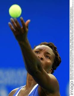 (151002) -- WUHAN, Oct. 2, 2015 -- Venus Williams of the United States serves to Roberta Vinci of Italy during a semi-final match at 2015 WTA Tennis Damen Wuhan Open Tennis Tournament in Wuhan, capital of central China s Hubei Province, Oct. 2, 2015. Venus Williams won 2-1. ) (SP)CHINA-WUHAN-TENNIS-WTA-WUHAN OPEN (CN) ChengxMin 