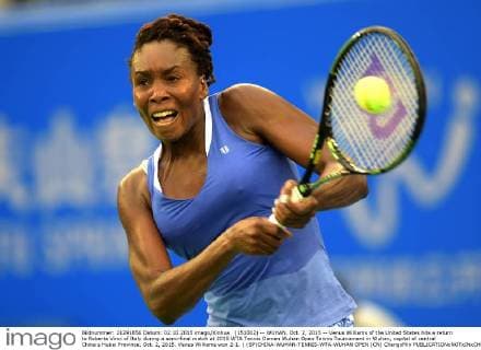 (151002) -- WUHAN, Oct. 2, 2015 -- Venus Williams of the United States hits a return to Roberta Vinci of Italy during a semi-final match at 2015 WTA Tennis Damen Wuhan Open Tennis Tournament in Wuhan, capital of central China s Hubei Province, Oct. 2, 2015. Venus Williams won 2-1. ) (SP)CHINA-WUHAN-TENNIS-WTA-WUHAN OPEN (CN) ChengxMin 