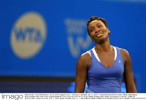 (151002) -- WUHAN, Oct. 2, 2015 -- Venus Williams of the United States celebrates a point during a semi-final match against Roberta Vinci of Italy at 2015 WTA Tennis Damen Wuhan Open Tennis Tournament in Wuhan, capital of central China s Hubei Province, Oct. 2, 2015. Venus Williams won 2-1. ) (SP)CHINA-WUHAN-TENNIS-WTA-WUHAN OPEN (CN) ChengxMin 