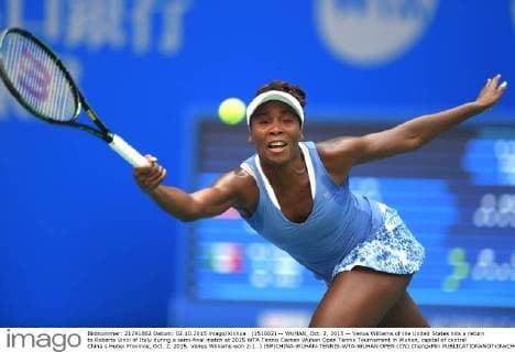 (151002) -- WUHAN, Oct. 2, 2015 -- Venus Williams of the United States hits a return to Roberta Vinci of Italy during a semi-final match at 2015 WTA Tennis Damen Wuhan Open Tennis Tournament in Wuhan, capital of central China s Hubei Province, Oct. 2, 2015. Venus Williams won 2-1. ) (SP)CHINA-WUHAN-TENNIS-WTA-WUHAN OPEN (CN) ChengxMin 
