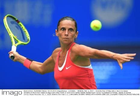 (151002) -- WUHAN, Oct. 2, 2015 -- Roberta Vinci of Italy hits a return to Venus Williams of the United States during a semi-final match at 2015 WTA Tennis Damen Wuhan Open Tennis Tournament in Wuhan, capital of central China s Hubei Province, Oct. 2, 2015. Roberta Vinci lost 1-2. ) (SP)CHINA-WUHAN-TENNIS-WTA-WUHAN OPEN (CN) ChengxMin 
