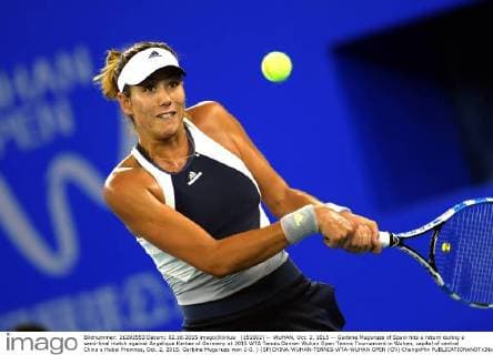 (151002) -- WUHAN, Oct. 2, 2015 -- Garbine Muguruza of Spain hits a return during a semi-final match against Angelique Kerber of Germany at 2015 WTA Tennis Damen Wuhan Open Tennis Tournament in Wuhan, capital of central China s Hubei Province, Oct. 2, 2015. Garbine Muguruza won 2-0. ) (SP)CHINA-WUHAN-TENNIS-WTA-WUHAN OPEN (CN) ChengxMin 
