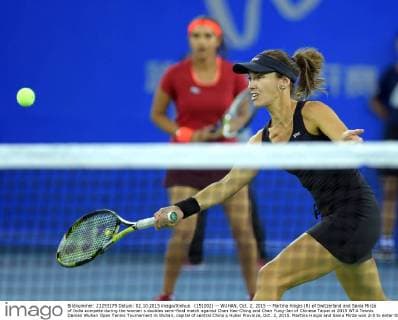 (151002) -- WUHAN, Oct. 2, 2015 -- Martina Hingis (R) of Switzerland and Sania Mirza of India compete during the women s doubles semi-final match against Chan Hao-Ching and Chan Yung-Jan of Chinese Taipei at 2015 WTA Tennis Damen Wuhan Open Tennis Tournament in Wuhan, capital of central China s Hubei Province, Oct. 2, 2015. Martina Hingis and Sania Mirza won 2-0 to enter the final. ) (SP)CHINA-WUHAN-TENNIS-WTA-WUHAN OPEN (CN) ChengxMin 