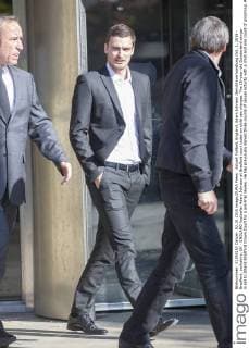 Aktuell Fußball, England, Adam Johnson Gerichtsverhandlung Oct. 2, 2015 - Bradford, yorkshire, UK - ENGLAND footballer Adam Johnson at Bradford court today on child sex charges. The 28-year-old Sunderland winger is set to attend Bradford Crown Court for a pre-trial review. He has previously denied three counts of sexual activity with a child and one count of grooming. Adam Johnson  - ZUMAl94_