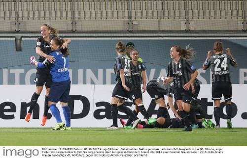 Jubel bei den freiburgerinnen nach dem 2-2 Ausgleich in der 90. Minute, sogar Torhüterin Laura Benkarth (SC Freiburg) rannte über den ganzen Platz zum Jubeln