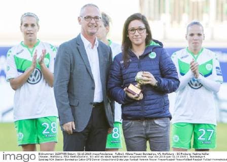 Fußball, Allianz Frauen Bundesliga, VfL Wolfsburg - SC Freiburg; Nadine Keßler (Kessler, Wolfsburg; FIFA Weltfußballerin, 13) wird als beste Spielmacherin ausgezeichnet. xtgx