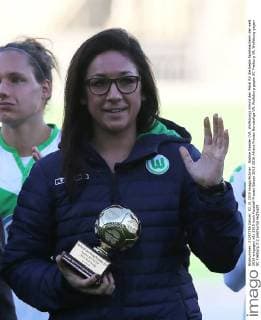 Nadine Kessler (VfL Wolfsburg) nimmt den Pokal für die beste Spielmacherin der welt 2014 entgegen