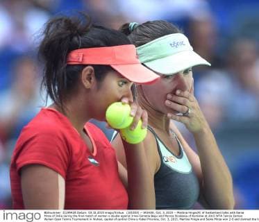 (151003) -- WUHAN, Oct. 3, 2015 -- Martina Hingis(R) of Switzerland talks with Sania Mirza of India during the final match of women s double against Irina-Camelia Begu and Monica Niculescu of Romania at 2015 WTA Tennis Damen Wuhan Open Tennis Tournament in Wuhan, capital of central China s Hubei Province, Oct. 3, 2015. Martina Hingis and Sania Mirza won 2-0 and claimed the title. ) (SP)CHINA-WUHAN-TENNIS-WTA-WUHAN OPEN (CN) ChengxMin 