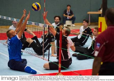 02.10.2015, Sportschule der Bundeswehr, Warendorf Sitzvolleyball, Europameisterschaft, Vorrunde, Deutschland vs. Italien Block Federico Ripani ( 7 ITA) - Angriff Alex Schiffler ( 1 GER)