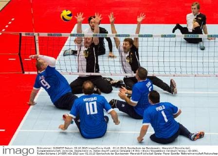 02.10.2015, Sportschule der Bundeswehr, Warendorf Sitzvolleyball, Europameisterschaft, Vorrunde, Deutschland vs. Italien Angriff Lorenzo Campana ( 9 ITA) - Block Doppelblock Christoph Herzog ( 10 GER), Torben Schiewe ( 14 GER)
